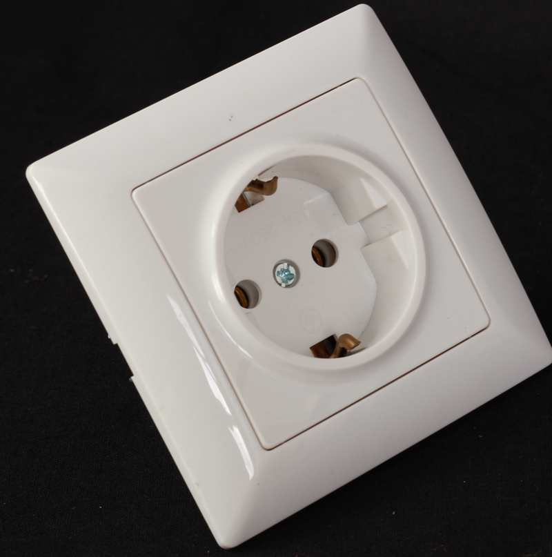 81W-16-07 single socket with earth