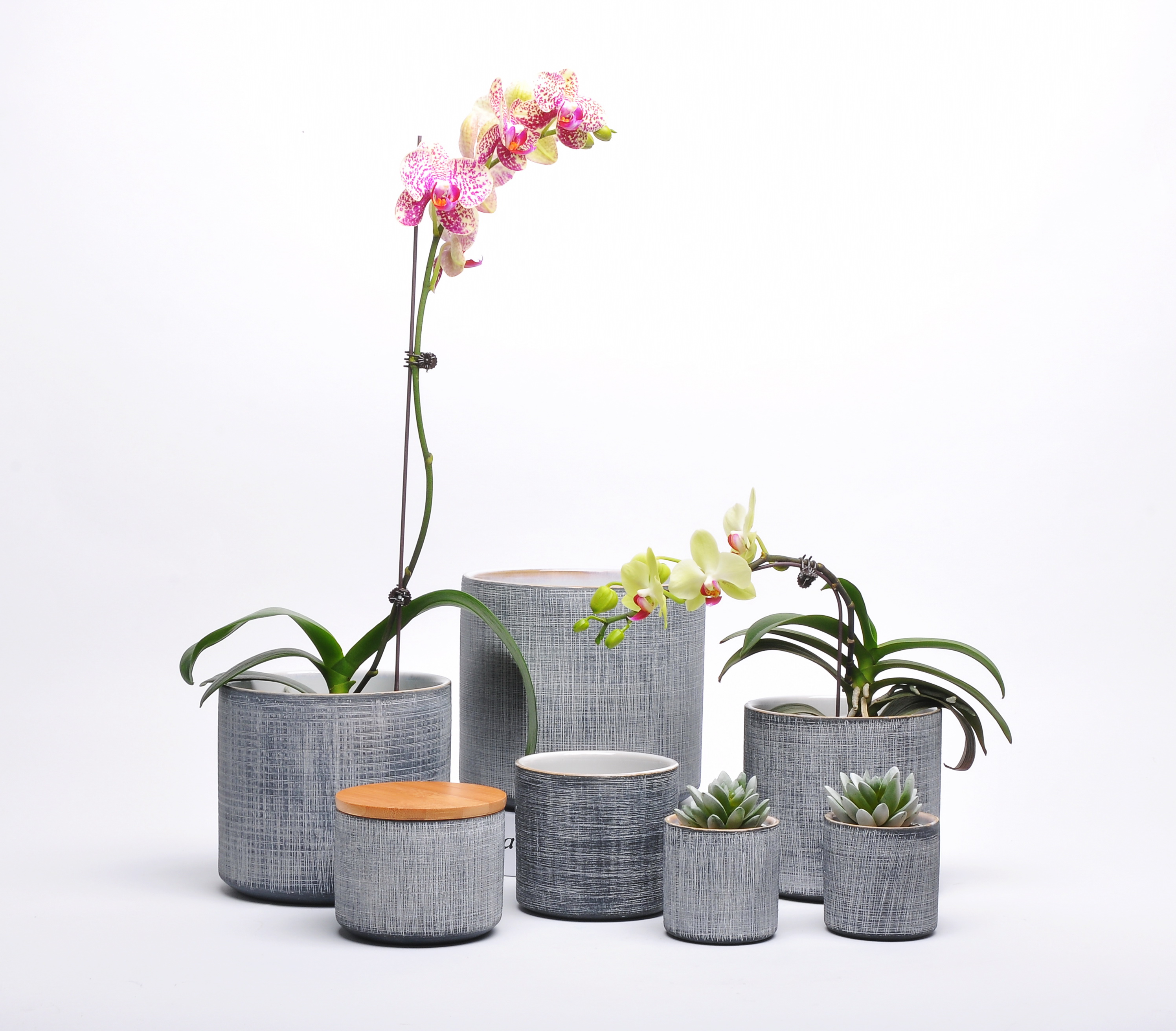 Ceramic pot with hand-made scratch