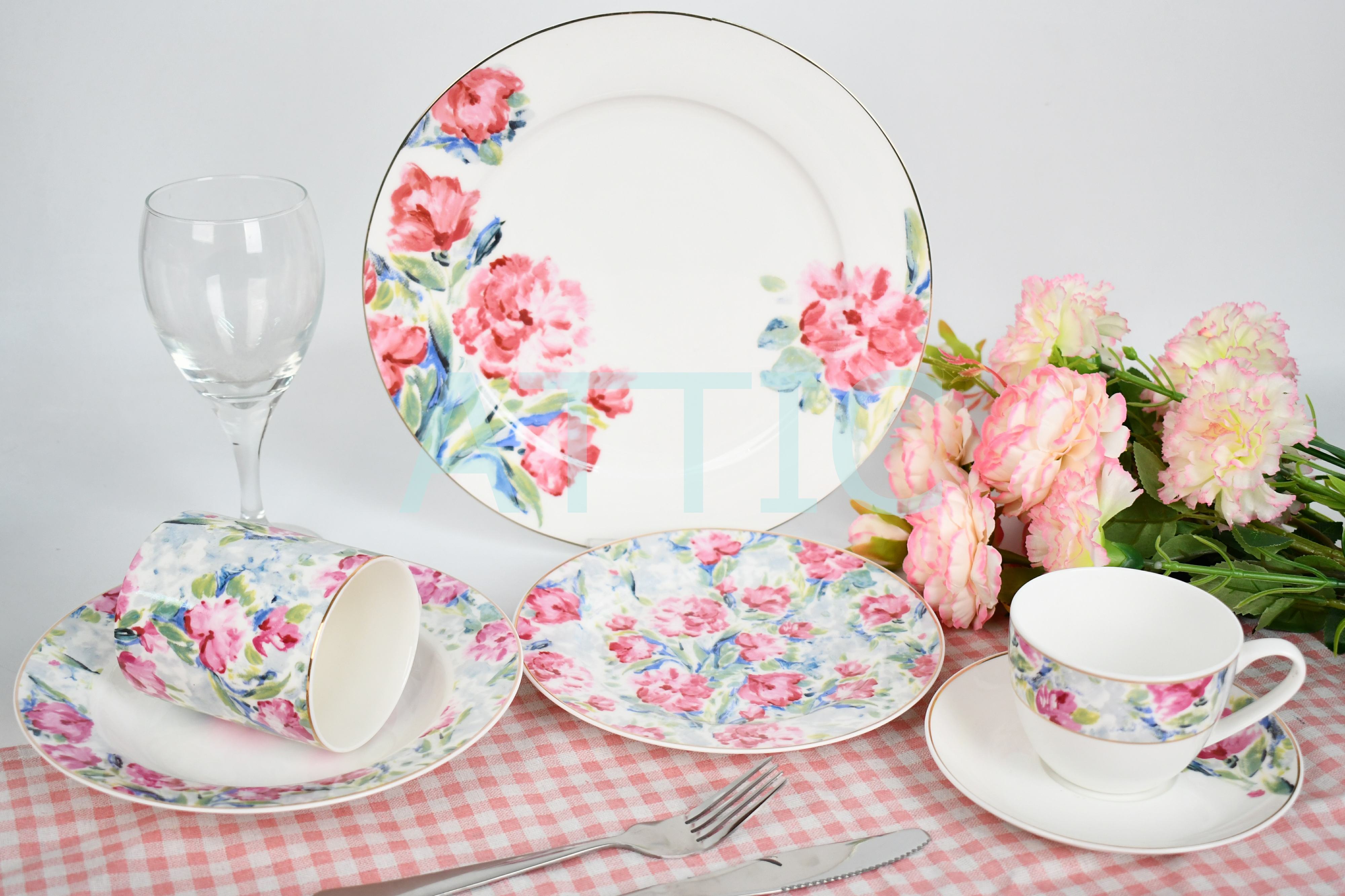 Dinner set with gold rim and decal