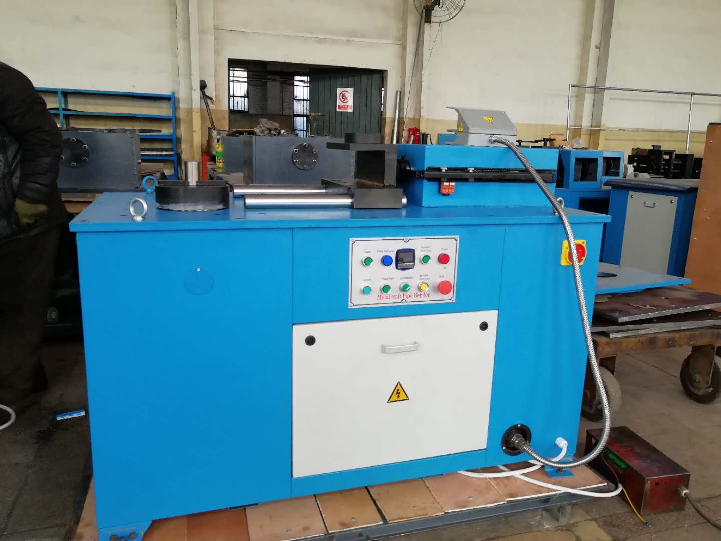 Pipe bending machine