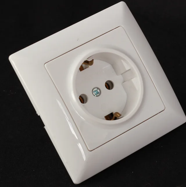 81W-16-07 single socket with earth