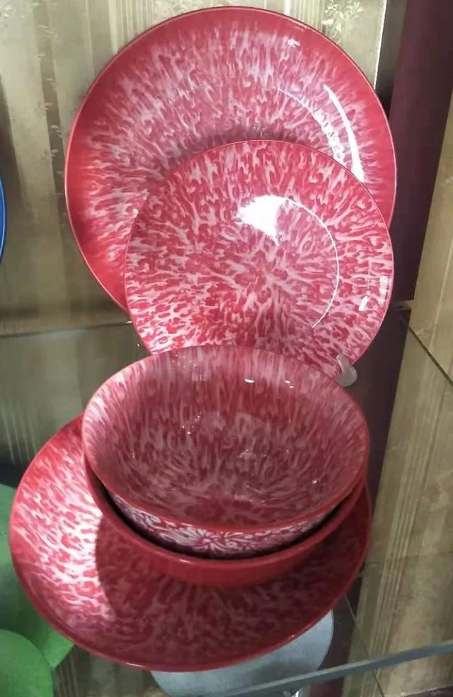 Pigmented embossed porcelain dinnerset