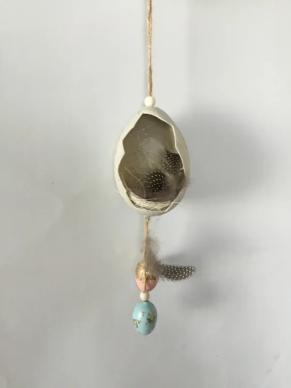 Egg shell hanger