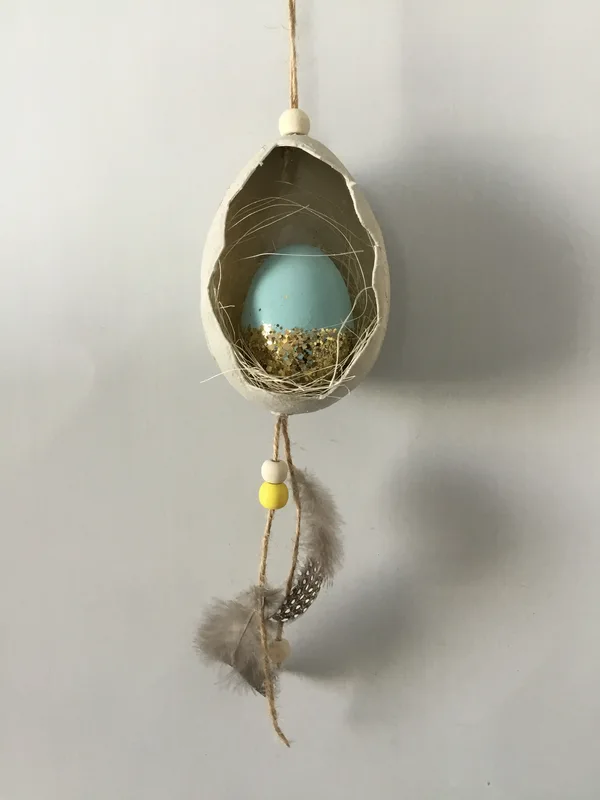 Egg shell hanger