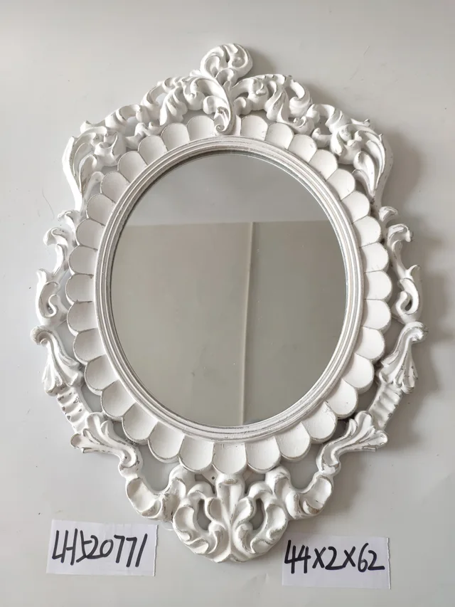 Antique laminated wall with white decorative pattern mirror