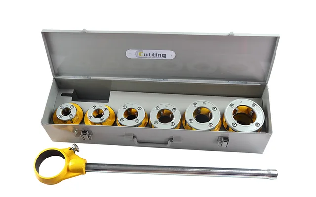 Manual ratchet pipe threader