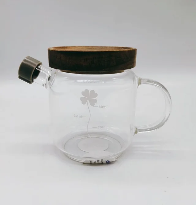 Borosilicate pitcher with wood cover