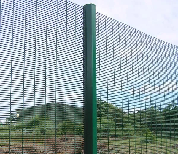 Anti climb fence