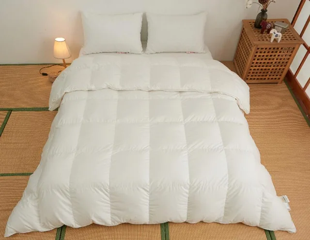 Down alternative quilt