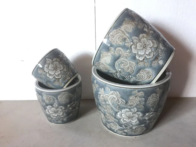 Set 4 of flower pots