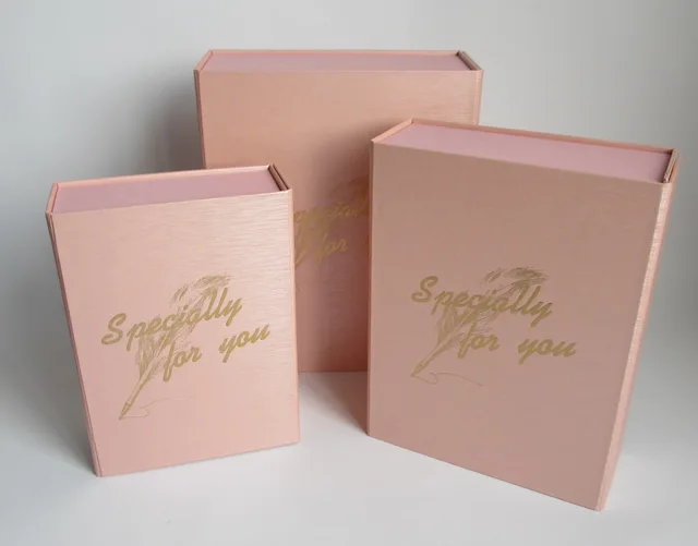 Foldable gift box