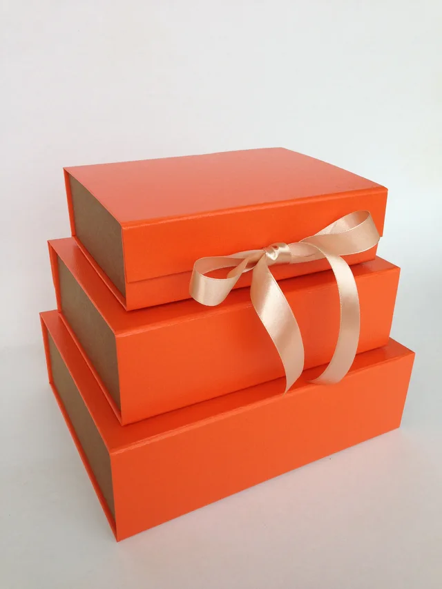 Foldable gift box