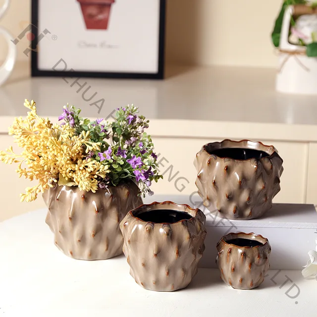 Porcelain planter with fat belly & thorn pattern