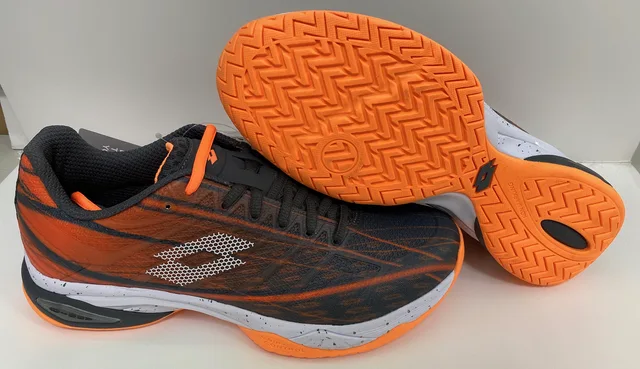 Tennis shoes