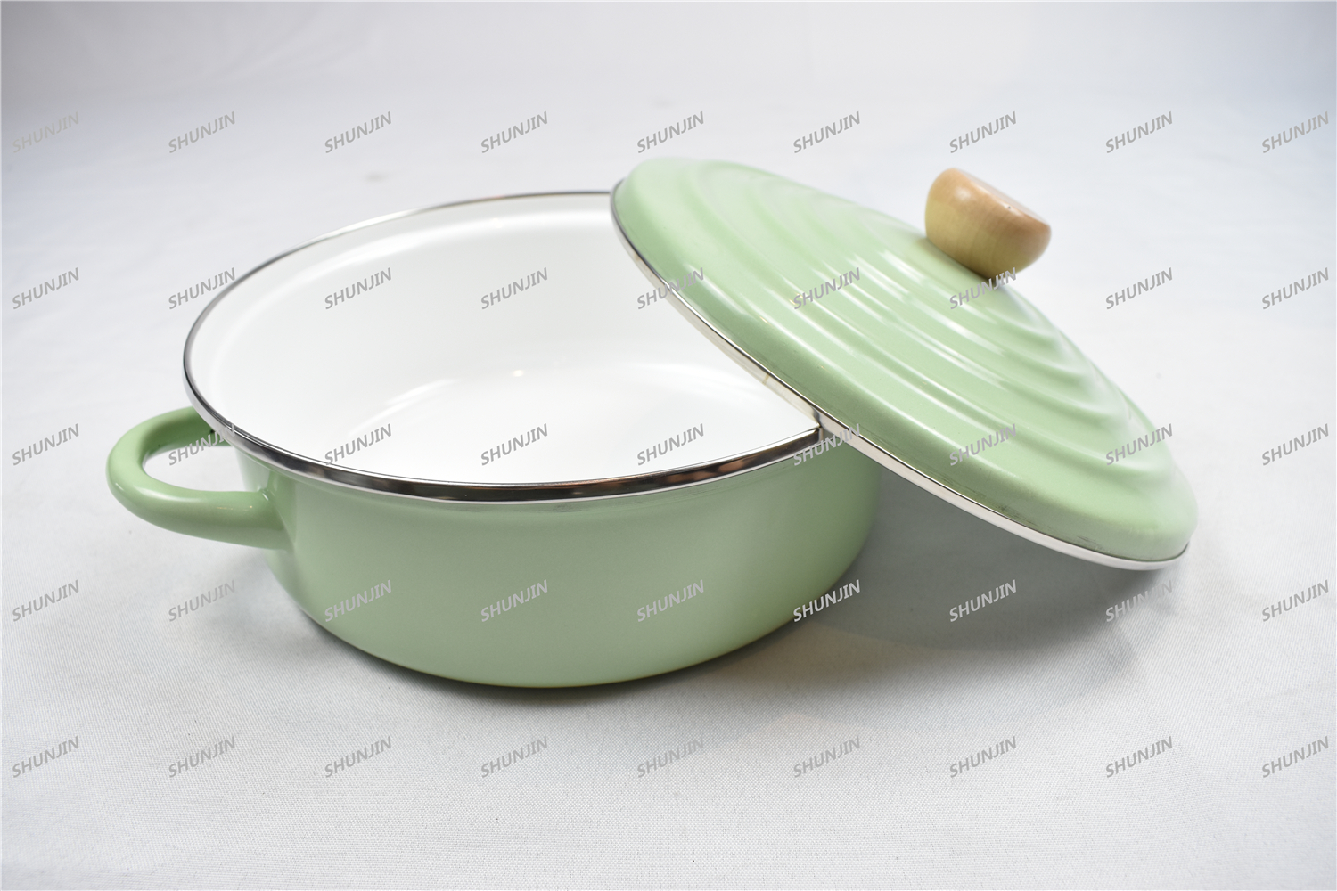 Enamel casserole with lid