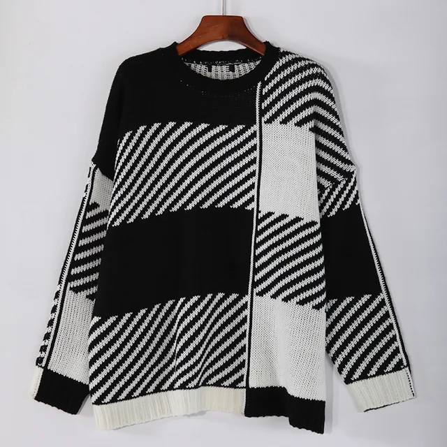 Women‘s knitted pullover sweater’