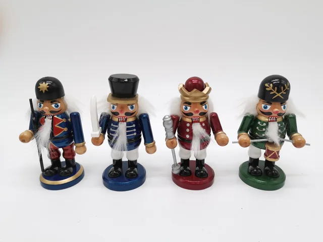New Design 5 Inch Traditional Wooden Nutcracker With Metallic Color For Christmas Decoration