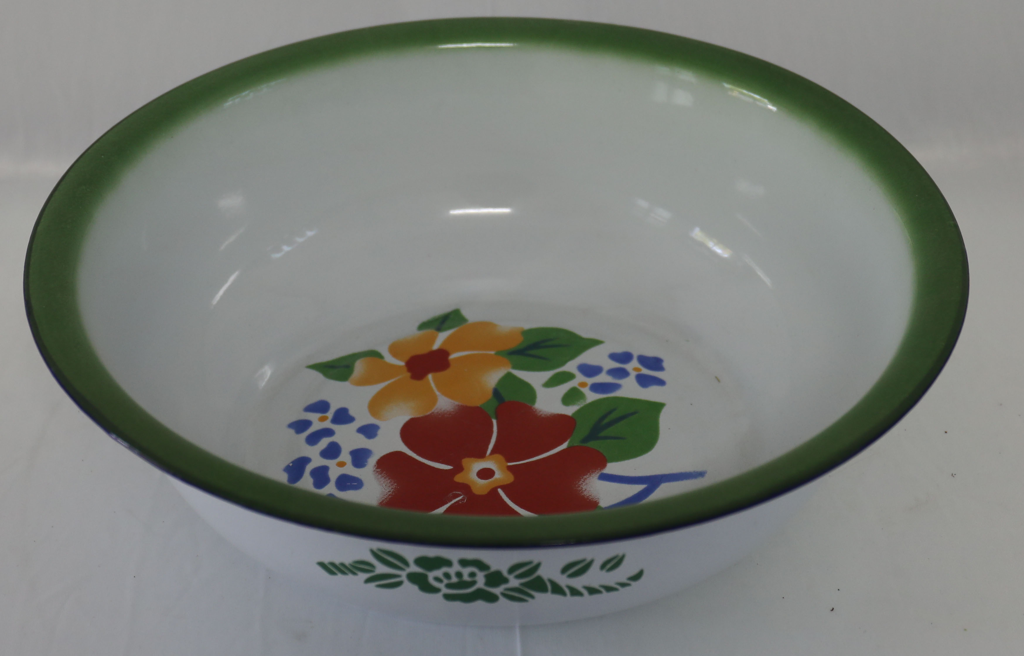 Enamel basin with deco