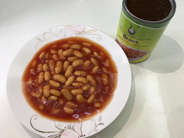 Canned white kidney bean in tomato sauce