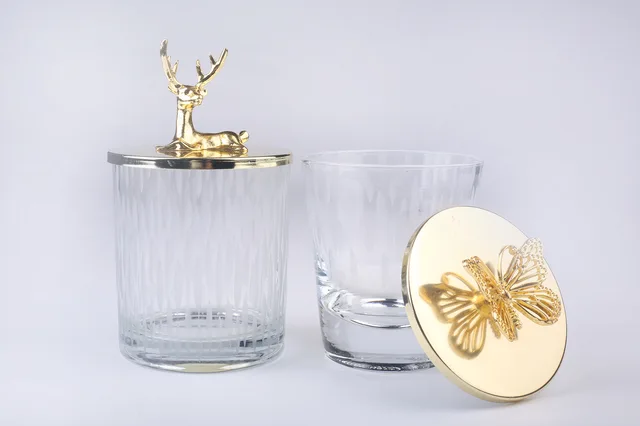 Soda tumbler with gold deer lid and embrossed decal