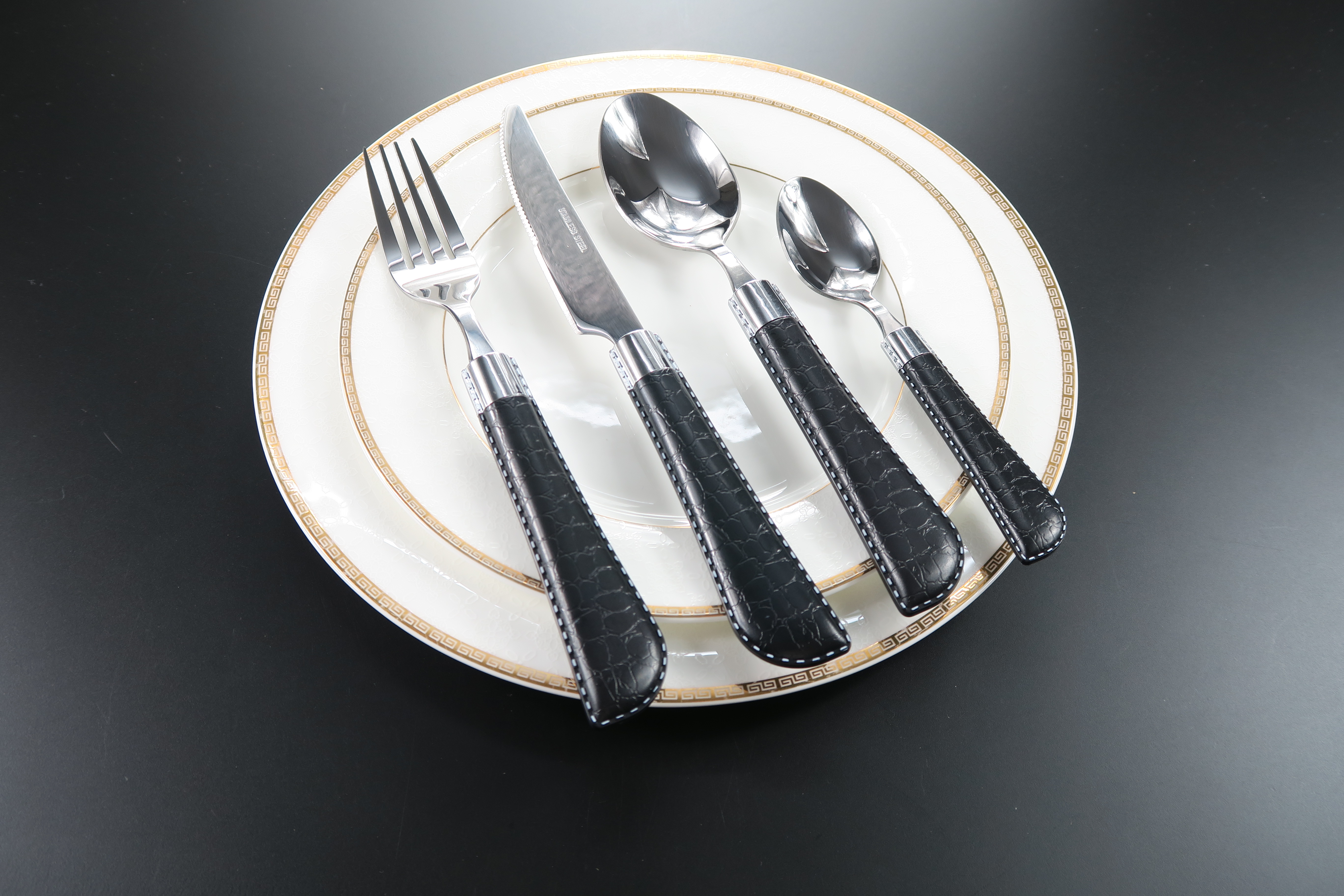 Stainless Steel Cutlery Set with Plastic Handle