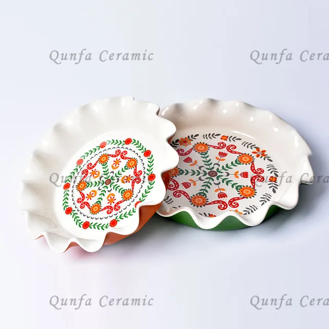 1 set of 2 scallop pie plate with decal