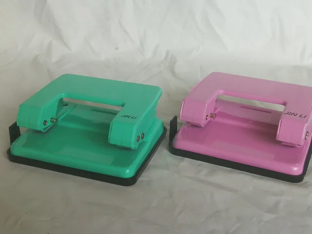Hole puncher8204