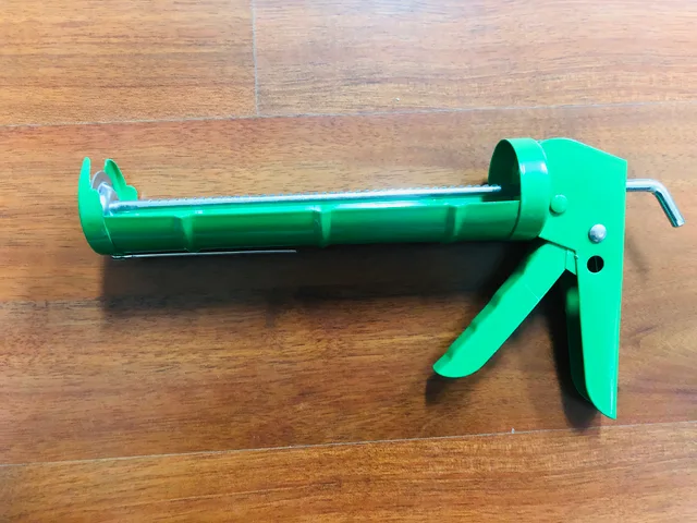 Caulking gun