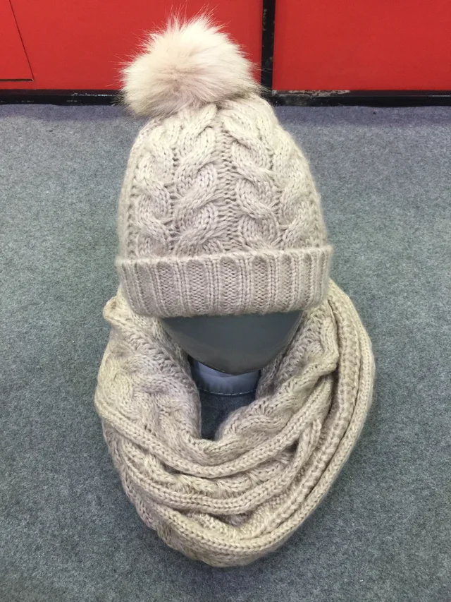 Ladies knitted hat, with fake fur pompom