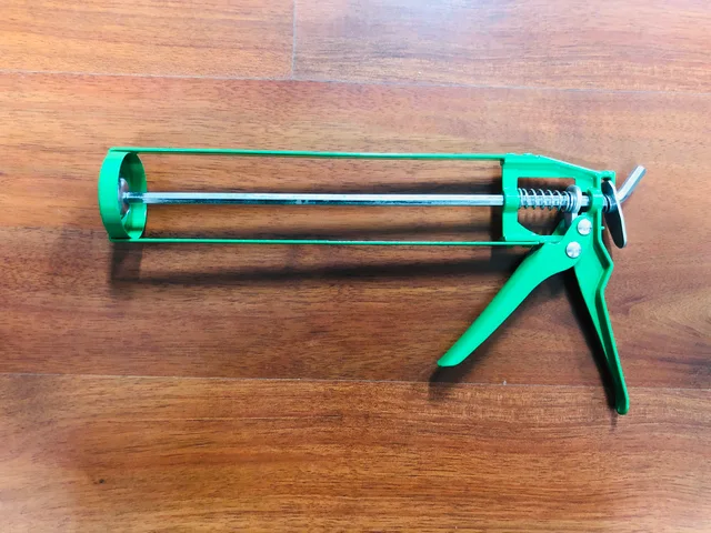 Caulking gun