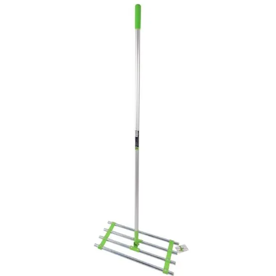 Garden soil spreader