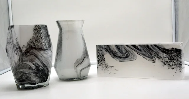 Glass vase with marbel