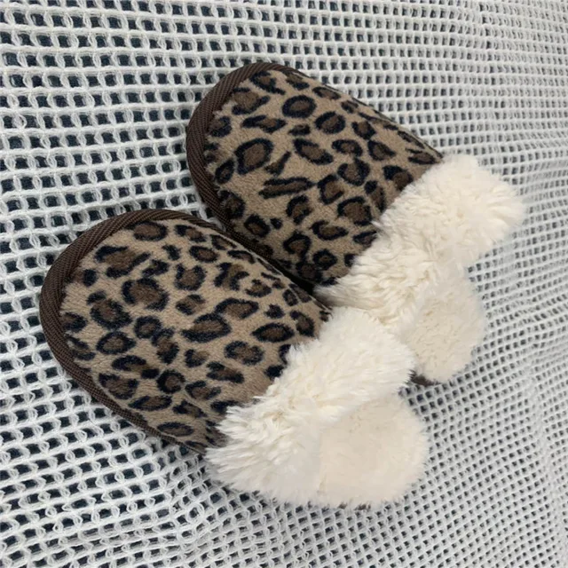 Indoor slipper,slipper, indoor shoes,shoes,textile, homewear