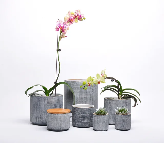 Ceramic pot with hand-made scratch