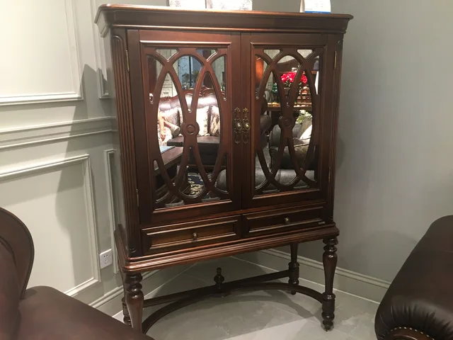 Corner table