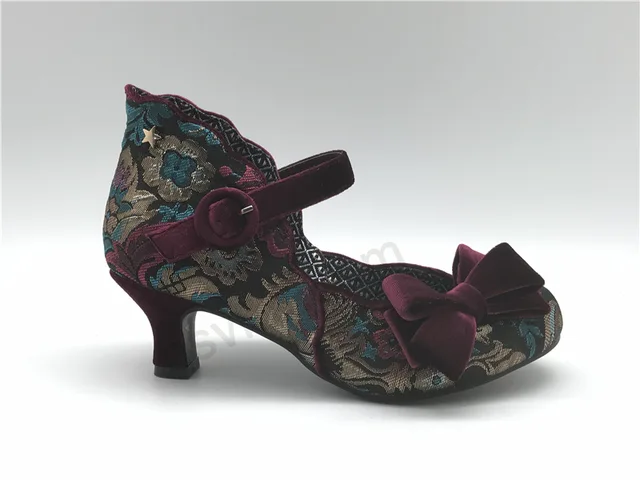 Women's shoes with high heel， embroidery， retro