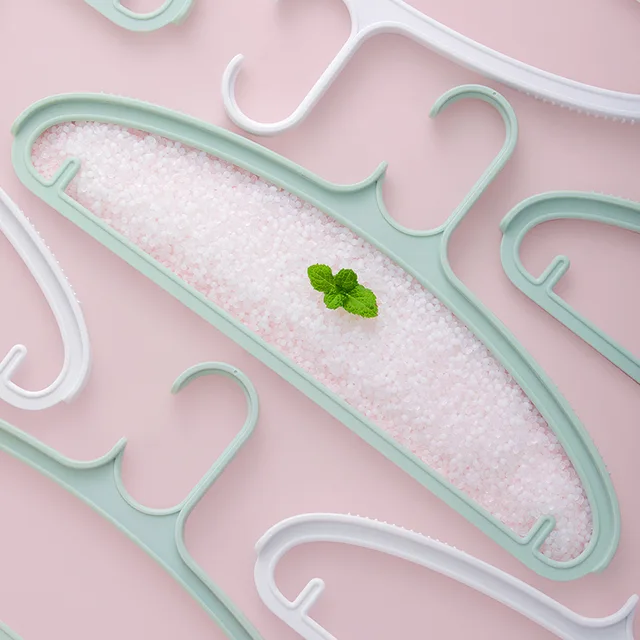 Plastic PP hanger with non-slip contoured shoulders