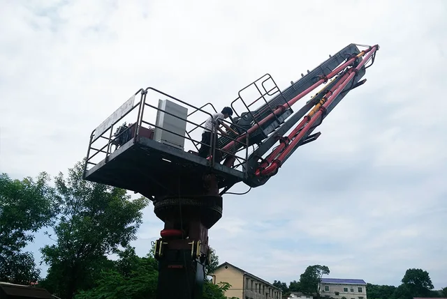 Hydraulic concrete placing boom 28m
