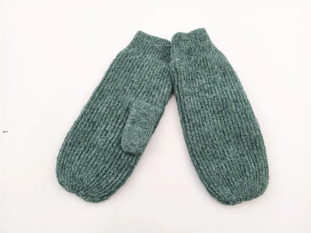 Knitted gloves