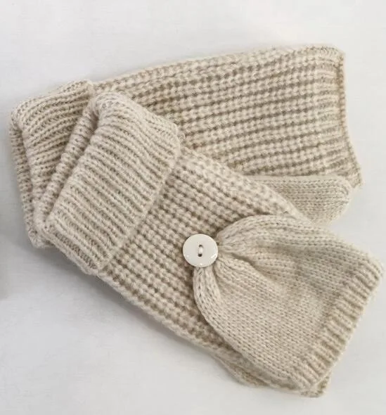 Knitted gloves