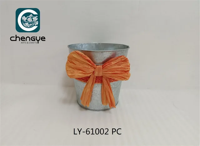 Metal Bucket, Fall