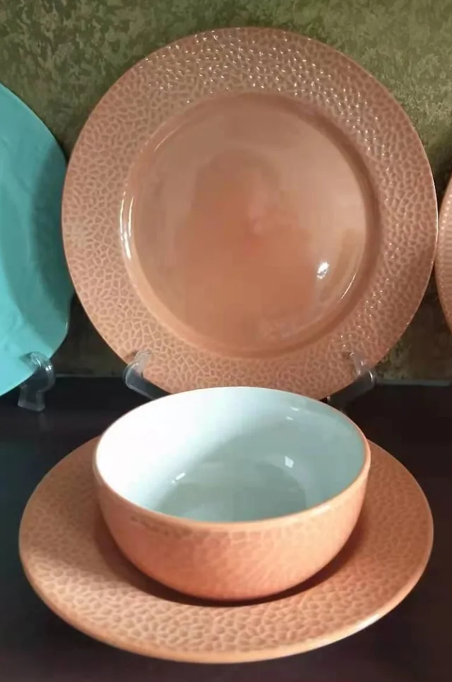 Pigmented embossed porcelain dinnerset